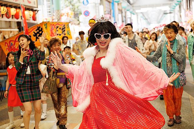 はるな愛が愛として生きられるようにしてくれた医師の真実が明かされる――関西らしい笑いあり涙ありの名作“アイドル”映画『This is I』